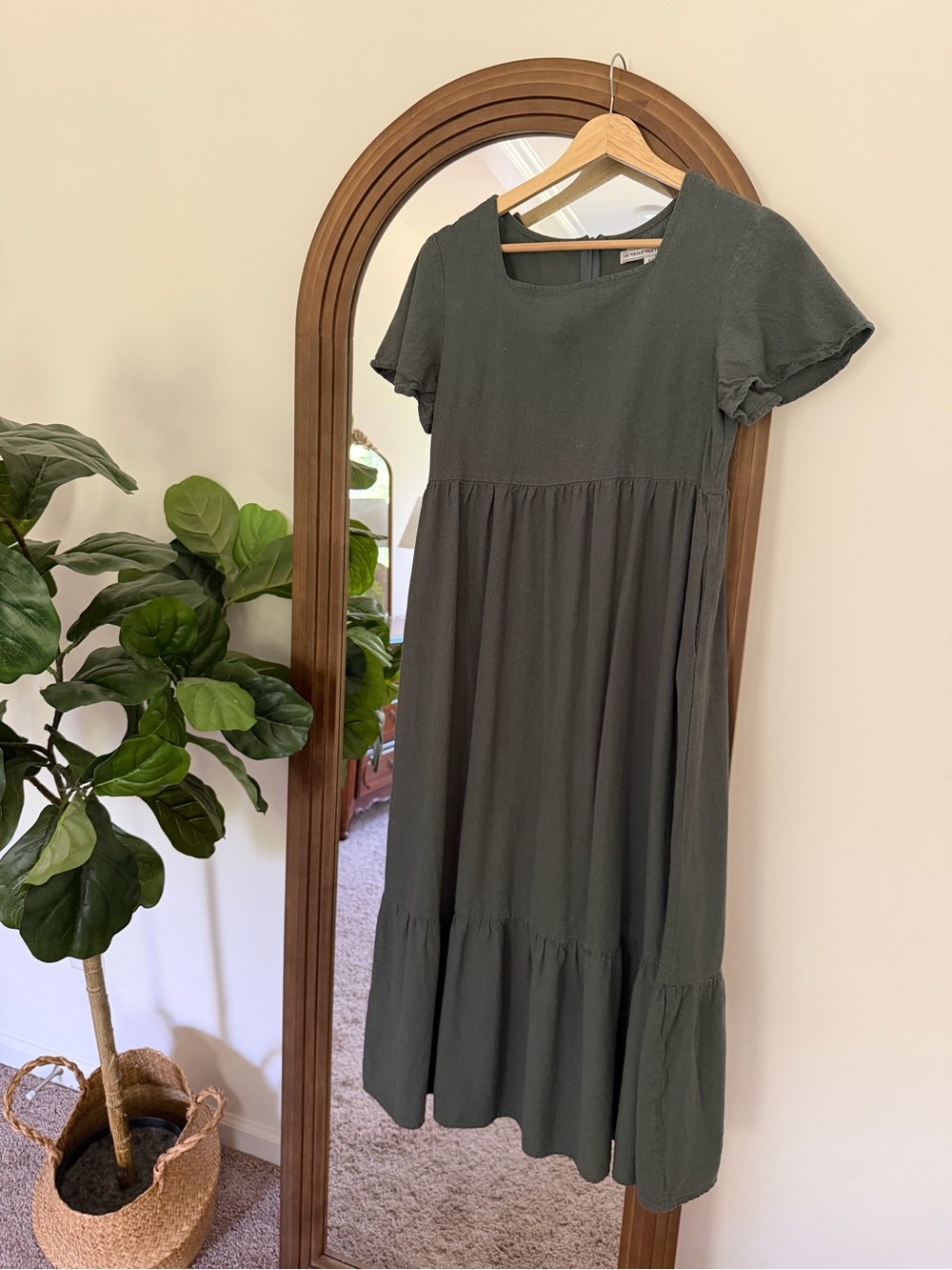 Relaxed Olive Green Tiered Midi Dress with Short Sleeves